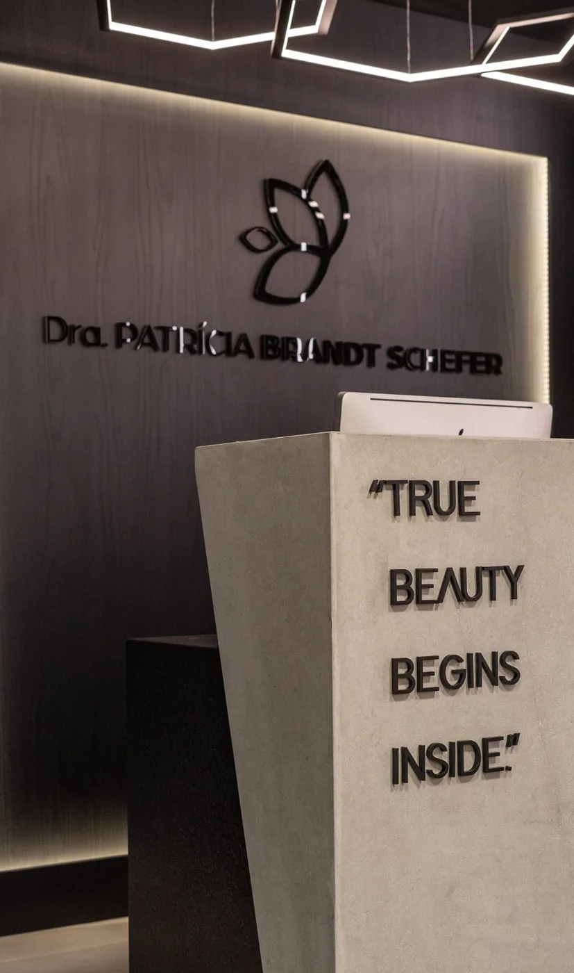 Recepção com o logotipo da Dra. Patrícia Brandt Schefer